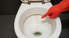 Tutti conoscono questa striscia gialla, ma non tutti sanno come liberarsene facilmente.