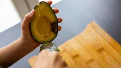 Non buttare via un avocado annerito: ecco quando si può ancora mangiarlo
