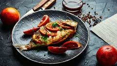 Quale spezia non dovresti aggiungere al pesce: rovina il sapore, ma in molti la usano ancora