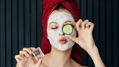 Come sembrare visibilmente più giovani: segreti di cura della pelle da fare a casa per uomini e donne di ogni età